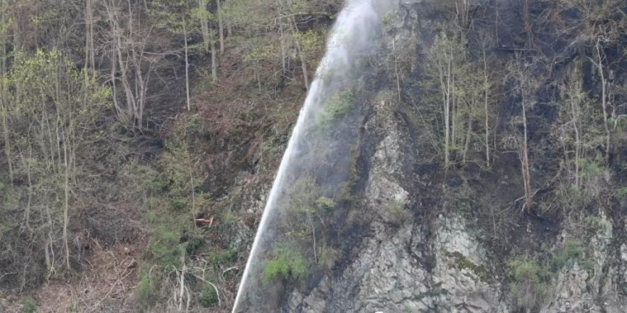 Ein Feuerwehrboot im Waldbrandeinsatz bei Saaldorf