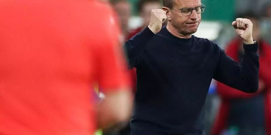 Geschafft: RB-Coach Ralf Rangnick feiert den Einzug ins Pokalfinale. Foto: Christian Charisius