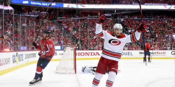 Der Finne Sebastian Aho feiert sein Tor gegen die Washington Capitals in der NHL. NHL