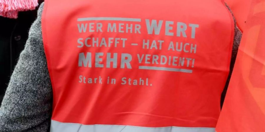 Weitere Warnstreiks seien auch in den kommenden Tagen nicht ausgeschlossen, sollten die Arbeitgeber kein verhandlungsfähiges Angebot vorlegen, hiess es bei der IG Metall. Foto: Holger Hollemann