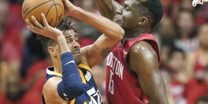 Thabo Sefolosha (links) im Duell mit seinem Landsmann Clint Capela von den Houston Rockets Thabo Sefolosha (links) im Duell mit seinem Landsmann Clint Capela von den Houston Rockets