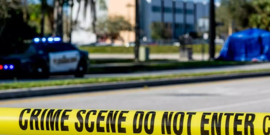 Ein Absperrband der Polizei im Februar 2018 vor der Marjory Stoneman Douglas High School in Parkland, Florida. Am Tag zuvor hatte hier ein 19-jähriger 17 Menschen erschossen. Foto: Richard Graulich/Palm Beach Post via ZUMA Wire