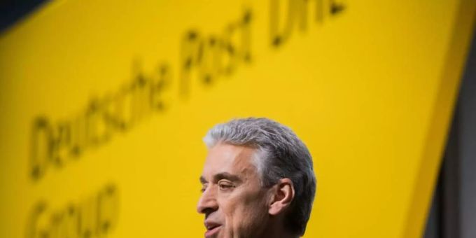 Post-Chef Frank Appel in Bonn. Wegen der sinkenden Briefmengen und steigender Gehälter für die Zusteller sehnt der Vorstand die geplante Erhöhung des Briefportos herbei. Foto: Rolf Vennenbernd Post-Chef Frank Appel in Bonn. Wegen der sinkenden Briefmengen und steigender Gehälter für die Zusteller sehnt der Vorstand die geplante Erhöhung des Briefportos herbei. Foto: Rolf Vennenbernd