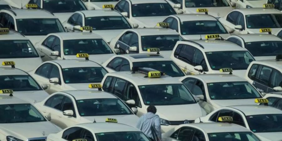 Das Taxigewerbe warnt vor massiven negativen Auswirkungen auf die eigene Branche durch die von Verkehrsminister Scheuer angestrebte Reform des Personenbeförderungsgesetzes. Foto: Boris Roessler