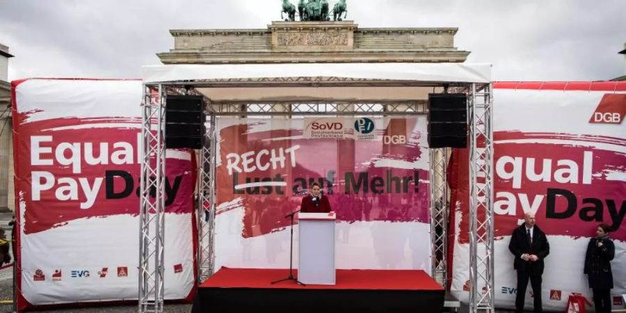 Bundesfrauenministerin Franziska Giffey spricht während einer Kundgebung zum «Equal Pay Day» auf dem Pariser Platz in Berlin. Foto: Bernd von Jutrczenka