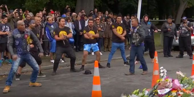 Die Mitglieder der Biker-Gang führen zu Ehren der Christchurch-Opfer einen Haka auf. Haka Christchurch