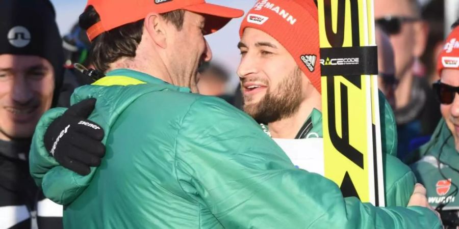 Markus Eisenbichler (r) hat beim letzten Grossereignis unter Trainer Schuster (l) die Chance viermal Gold bei einer Nordischen Ski-WM zu erobern. Foto: Hendrik Schmidt