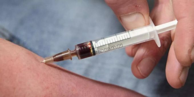 Ein Drogensüchtiger spritzt sich in einem Druckraum Heroin. Foto: Boris Roessler Ein Drogensüchtiger spritzt sich in einem Druckraum Heroin. Foto: Boris Roessler