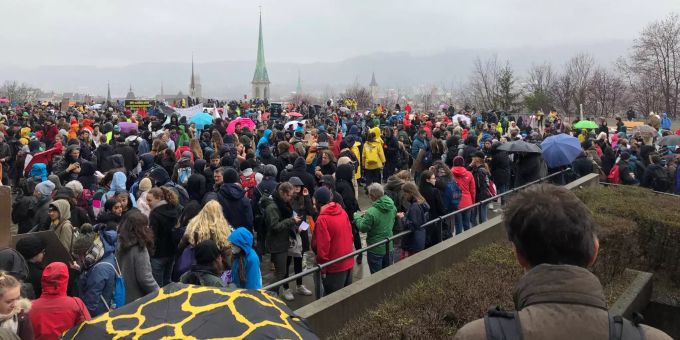 Bei Sauwetter - Hunderte Aktivisten laufen am Klimastreik durch Zürich
