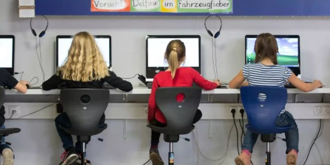 Eine Zuger Schulanlage wird für fast 21 Millionen Franken ausgebaut. Schüler am Computer