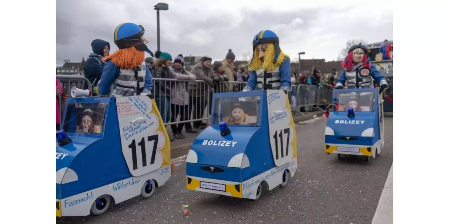 Die Wätterhäxe am Cortège nimmt Bezug auf die umstrittene Beschaffung von Teslas der Basler Polizei.