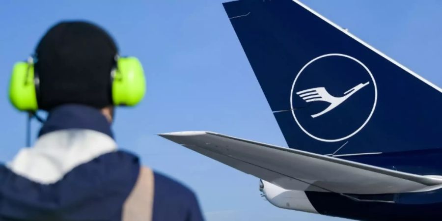 Lufthansa-Maschine auf Rollfeld