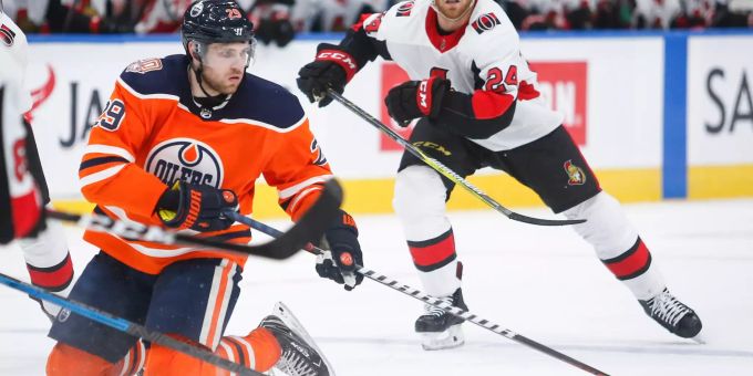 Leon Draisaitl (links) im Einsatz für die Edmonton Oilers gegen Ottawa. Edmonton Oilers