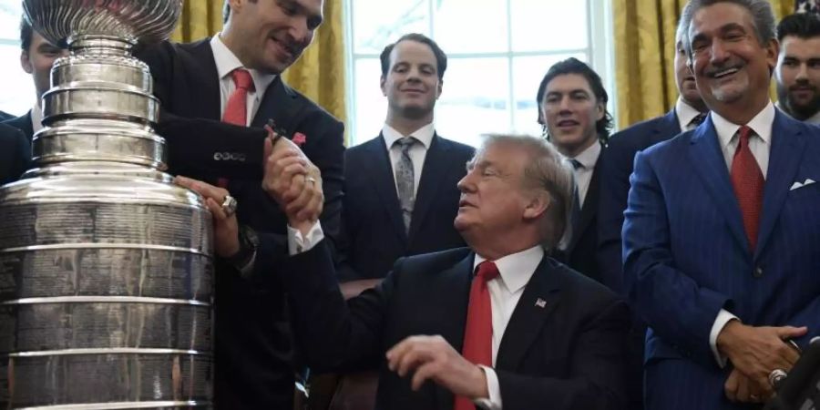 US-Präsident Donald Trump schüttelt Alexander Owetschkin, Kapitän der Champions Washington Capitals, die Hand. Foto: Susan Walsh/AP