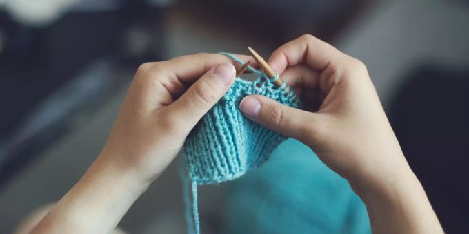 Eine junge Frau beim Stricken Achtsamkeit Stricken