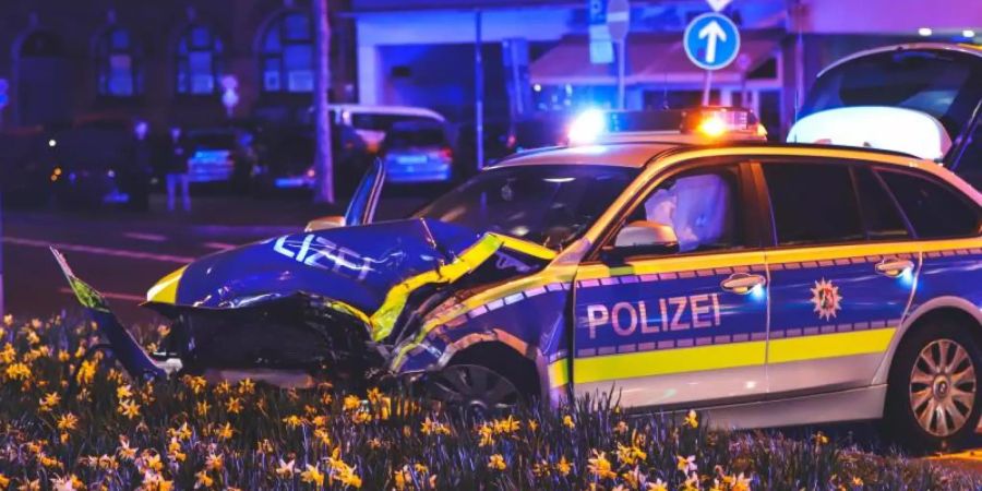 Beim Zusammenstoss eines Streifenwagens mit einem Auto sind in Wuppertal fünf Menschen verletzt worden. Foto: Claudia Otte/Agentur-u Pressefoto