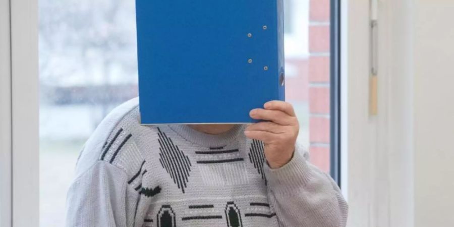 Der Mann steht wegen des Verdachts des sexuellen Missbrauchs seiner drei Enkeltöchter vor Gericht. Foto: Stefan Sauer