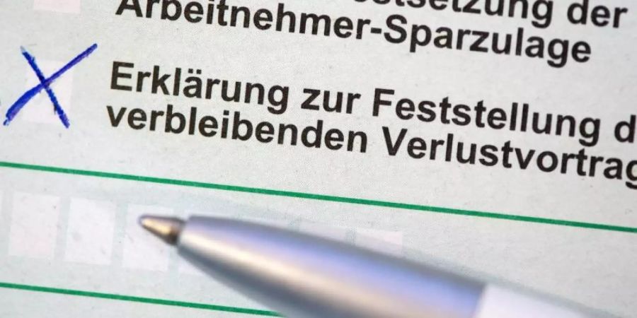 Wer in einem Jahr mehr Kosten hat als Einnahmen, kann das Finanzamt an den Verlusten beteiligen. Dafür müssen Steuerzahler aber in der Einkommensteuererklärung das entsprechende Feld ankreuzen. Foto: Andrea Warnecke/dpa-tmn