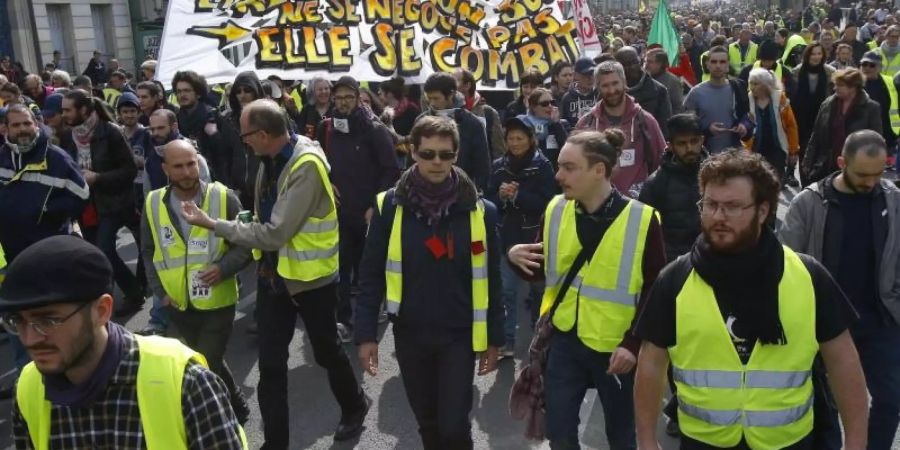 «Gelbwesten» versammeln sich zu einer Kundgebung in Paris. Foto: Michel Euler/AP