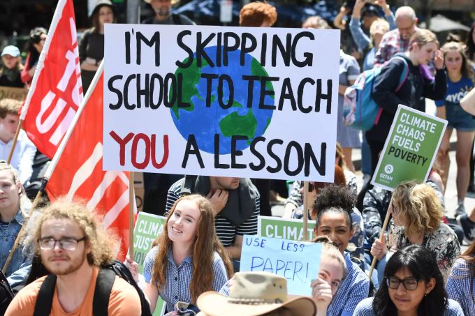 Schüler demonstrieren im Rahmen der Klimabewegung Fridays for Future vor dem Parlament des Bundesstaates Victoria. Friyday for Future - Melbourne