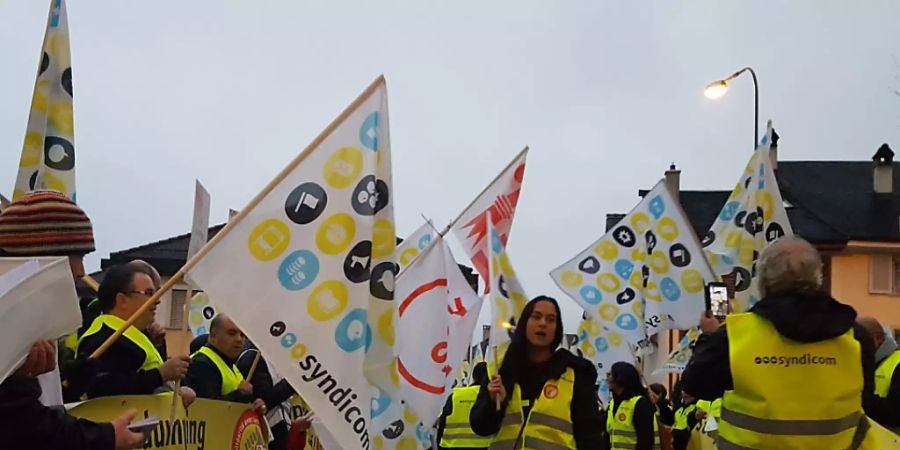 Rund hundert Buschauffeure und Sympathisanten haben am Mittwoch in Delsberg vor dem jurassischen Kantonsparlament demonstriert.