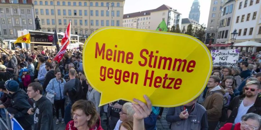 Unter dem Motto «Herz statt Hetze» sind in Dresden Menschen aus ganz Sachsen gegen die islam- und ausländerfeindliche Pegida auf die Strasse gegangen. Foto: Matthias Rietschel/dpa-Zentralbild/dpa