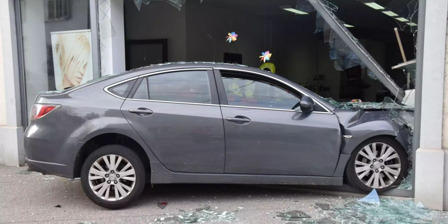 Ins Schaufenster gefahren