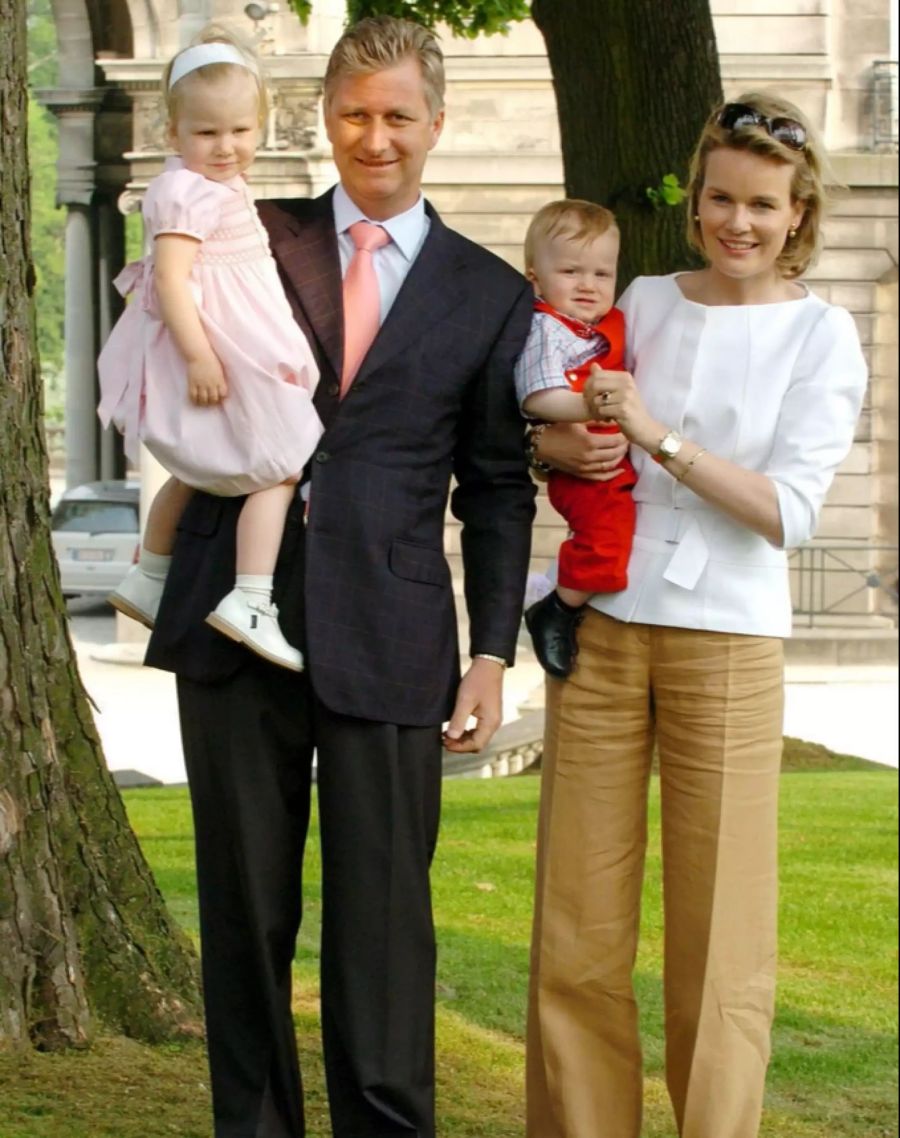 Der damalige Prinz Philipp und die damalige Prinzessin Mathilde mit Prinzessin Elisabeth (l.) und Prinz Gabriel (r.) im Mai 2004.