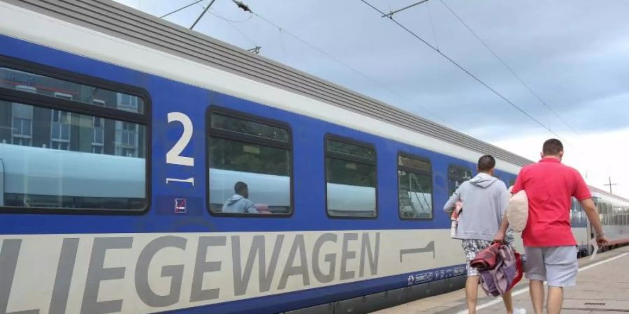 Ein Nachtzug der ÖBB (Österreichische Bundesbahnen) steht im Bahnhof Hamburg-Altona kurz vor der Abfahrt nach Wien. Foto: Bodo Marks/dpa