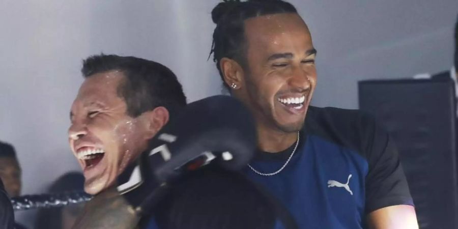 Lewis Hamilton und Julio César Chávez (l) im Boxring. Foto: Marco Ugarte/AP/dpa