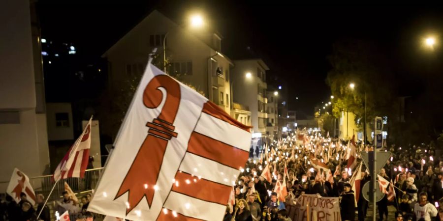 Den Anhängern eines Kantonswechsels von Moutier zum Jura kann es kaum rasch genug gehen mit einer neuen Abstimmung. Bern will hingegen erst wasserdichte Regeln für eine neue Abstimmung. (Archivbild)