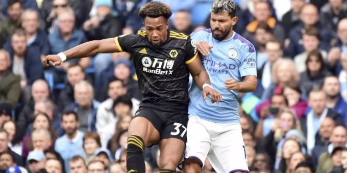 Wolverhamptons Doppeltorschütze Adama Traore (l) im Duell mit Sergio Agüero von Manchester City. Foto: Rui Vieira/AP/dpa Wolverhamptons Doppeltorschütze Adama Traore (l) im Duell mit Sergio Agüero von Manchester City. Foto: Rui Vieira/AP/dpa