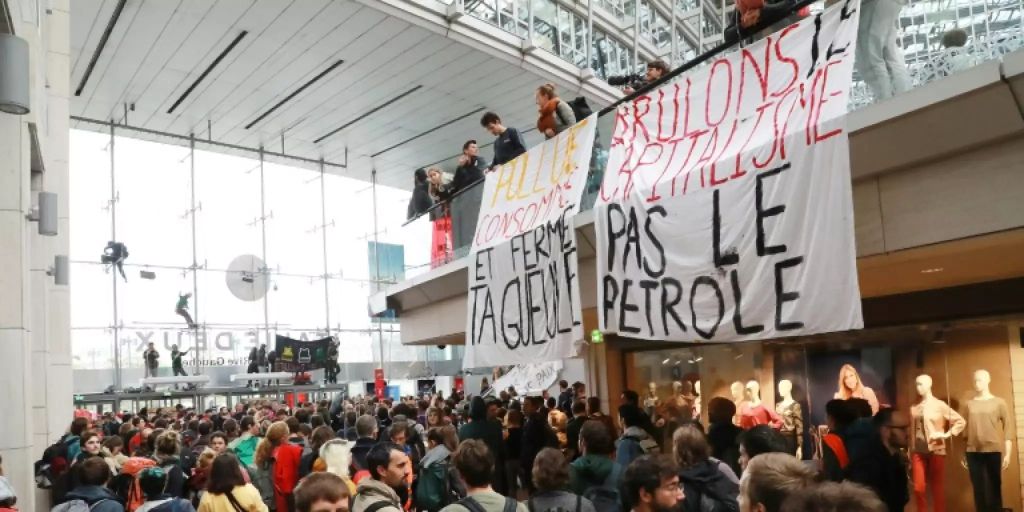 Extinction Rebellion Aktivisten Besetzen Einkaufszentrum In Paris