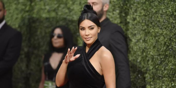 Mit Schleier - Kim Kardashian lässt Kinder in Armenien taufen