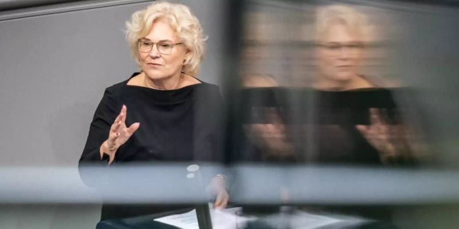 Bundesjustizministerin Christine Lambrecht ein Massnahmenpaket gegen Hass im Internet beschliessen. Foto: Michael Kappeler/dpa