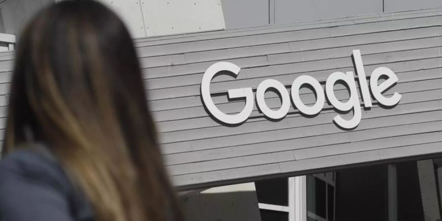 Vor allem das Werbegeschäft von Google sorgt für Umsatzwachstum. Foto: Jeff Chiu/AP/dpa