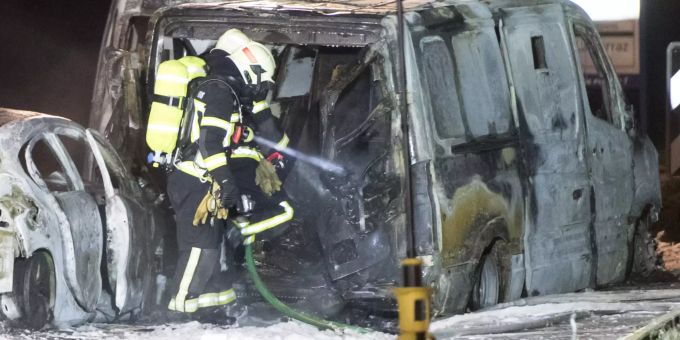 Der Geldtransporter sei durch zwei Fahrzeuge, einen Lieferwagen und einen Personenwagen, zum Anhalten gezwungen worden. Daillens