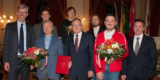 Stadtpräsident Anders Stokholm, Johannes Eiholzer, Walter Gunterswiler (Turnfabrik), Tobias Rüetschi (AuGeil Records), Werner Dickenmann, Joel Introvigne, Roger Zuber (Turnfabrik) und Stadtschreiber Ralph Limoncelli bei der Übergabe des Anerkennungs- und des Förderpreises.