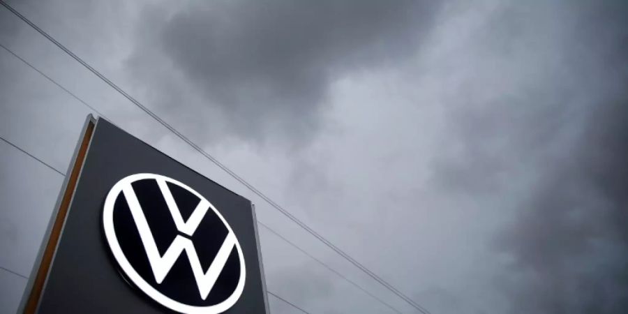 VW-Logo am Werk in Zwickau