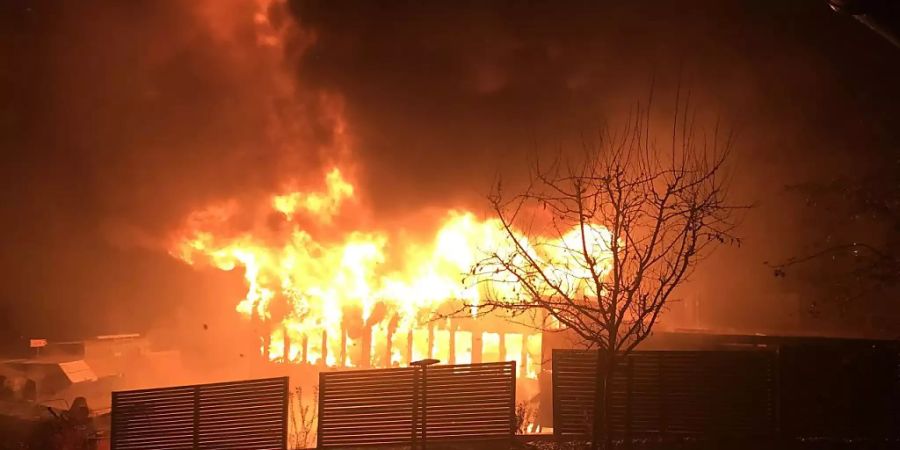 Als die Feuerwehr am frühen Mittwochmorgen eintraf, stand die Produktionshalle einer Schreinerei in Hörhausen TG bereits in Vollbrand.