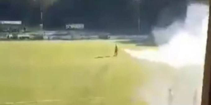 Fans eines polnischen Drittligisten feuern Raketen auf Zlatan Alomerovic, den Ex-Goalie des BVB. BVB