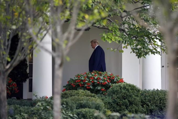 Donald Trump geht in das Weisse Haus. weisses haus
