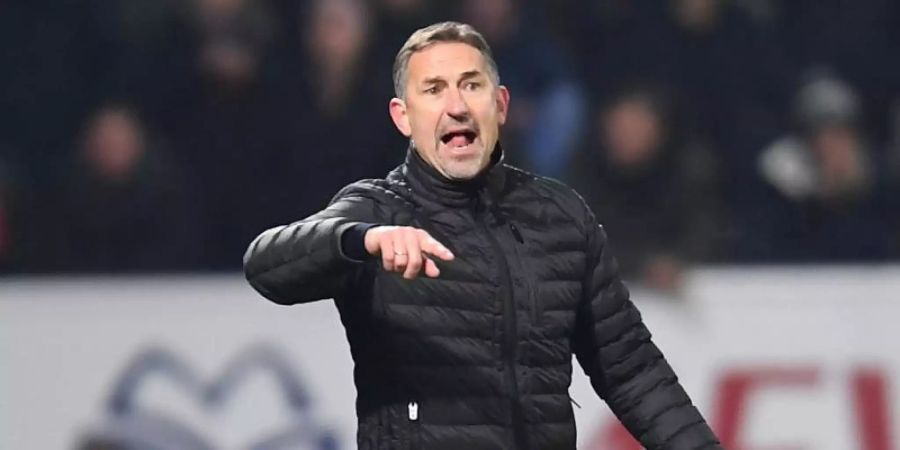Trainer Achim Beierlorzer hat nach der Niederlage seiner Mainzer beim FC Augsburg den Schiedsrichter kritisiert. Foto: Torsten Silz