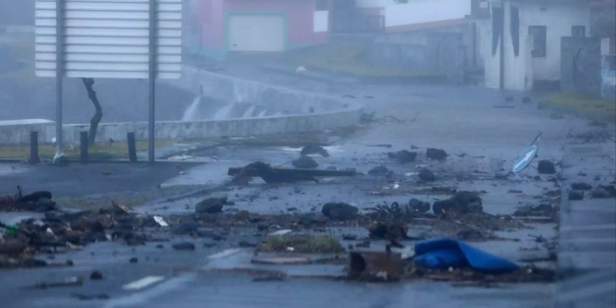 Vom Sturm herumgewirbelte Gegenstände liegen auf einer Strasse. Hurrikan Lorenzo hat in der Nacht die westlichen Azoreninseln getroffen. Windgeschwindigkeiten bis 160 Kilometer pro Stunde und Wellen von teils mehr als 15 Meter Höhe werden erwartet.