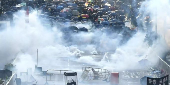 Tränengasnebel in Hongkong: Trotz eines Verbots sind am chinesischen Nationalfeiertag Zehntausende für Demokratie und Menschenrechte auf die Strasse gegangen. Foto: ---/kyodo/dpa Tränengasnebel in Hongkong: Trotz eines Verbots sind am chinesischen Nationalfeiertag Zehntausende für Demokratie und Menschenrechte auf die Strasse gegangen. Foto: ---/kyodo/dpa