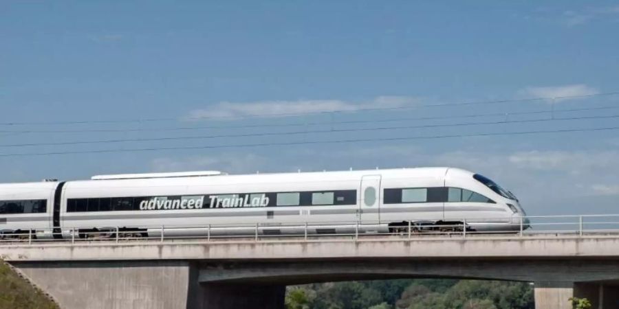 Der Test-Kraftstoff besteht zu 33 Prozent aus umgewandelten biologischen Rest- und Abfallstoffen wie Altspeiseölen. Foto: Kai Michael Neuhold/Deutschen Bahn/dpa