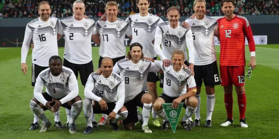 Die Startelf der DFB-All-Stars gegen Italien posiert für ein Mannschaftsfoto vor dem Anpfiff. Foto: Daniel Karmann/dpa