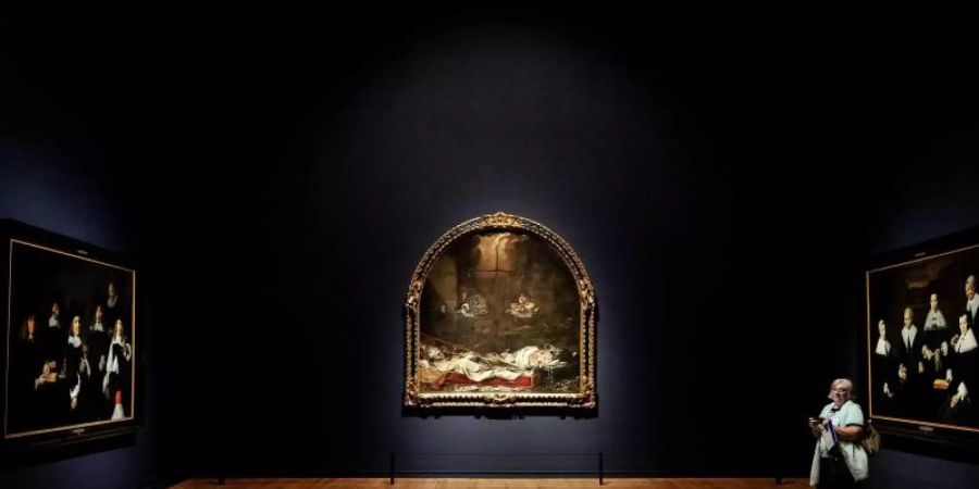 Die Gemälde «Regenten des Haarlem Oudemannenhuis», «Finis Gloriae Mundi» und «Regenten des Haarlem Oudemannenhuis» im Amsterdamer Reichsmuseum. Foto: Robin Van Lonkhuijsen/ANP/dpa