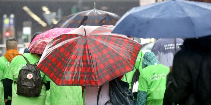 Wer dem Wetter am Sonntag trotzen will, braucht einen Regenschirm. Wetter am Sonntag