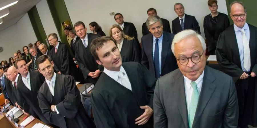Die Rechtsanwälte und Angeklagten um den Co-Chef der Deutschen Bank, Jürgen Fitschen (hinterste Reihe 2.v.r.) im April 2015 zu Beginn des Strafprozesses gegen ihn und weitere Ex-Manager der Bank. Foto: Peter Kneffel/dpa